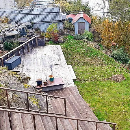 8 Person In Tau-by Traum * Tau