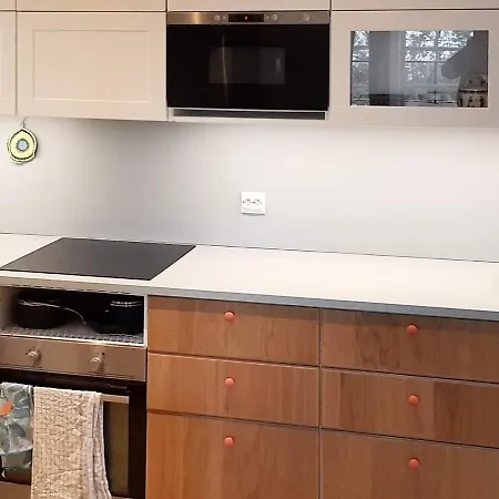 8 Person In Tau-by Traum