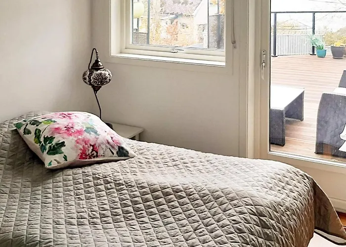 8 Person In Tau-by Traum *