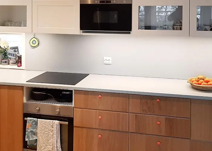 8 Person In Tau-by Traum